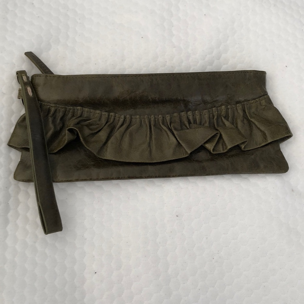 SABINA BOUTIQUE NEW YORK Leather Wristlet in Olive